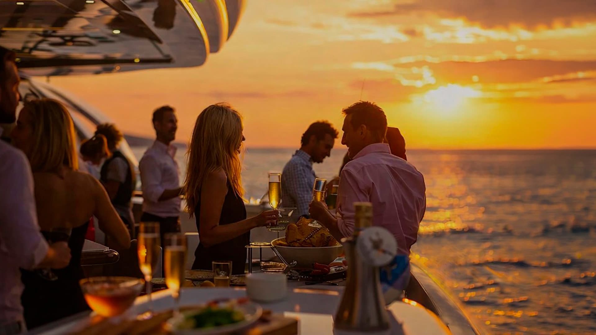 Salon exterior de Avalon Yachts al atardecer